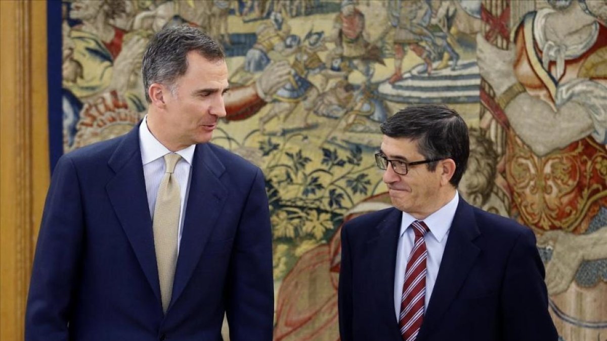 El Rey recibe al presidente del Congreso, Patxi López, al término de su tercera ronda con los grupos.-ÁNGEL DÍAZ / EFE POOL