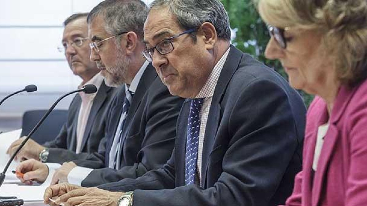 El delegado territorial de la Junta, Baudilio Fernández Mardomingo, con los responsables de Educación de la provincia, presentó ayer los datos.-SANTI OTERO
