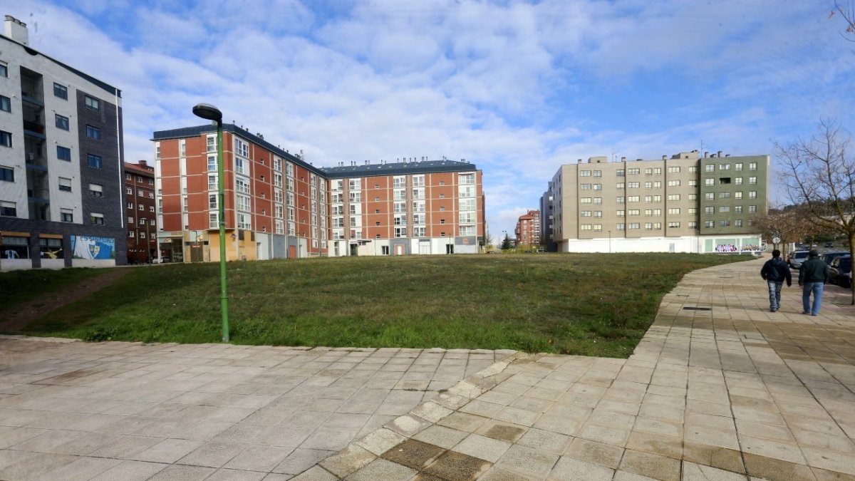 La parcela en la que se ubicará el centro cívico del barrio aún no ha registrado siquiera un movimiento de tierras. RAÚL G. OCHOA