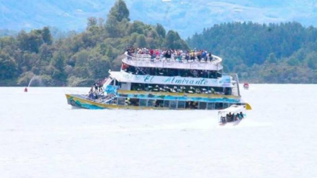 Imagen del hundimiento del barco 'El Almirante', en Guatapé (Colombia).-