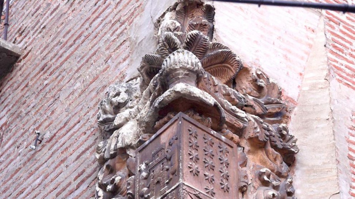 Los escudos son un testigo del rico pasado de algunas familias de la villa.-G. G.