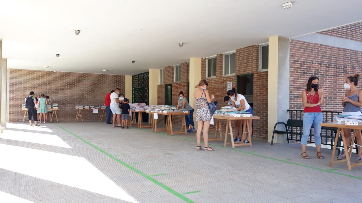 Padres de alumnos del colegio de Villasana de Mena recogiendo ayer los libros de texto para el curso 2021-2022. ECB