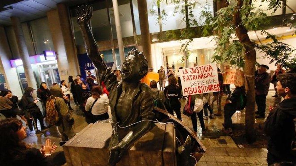 Manifestación en el consulado de Uruguay en defensa de María, el miércoles.-MAITE CRUZ