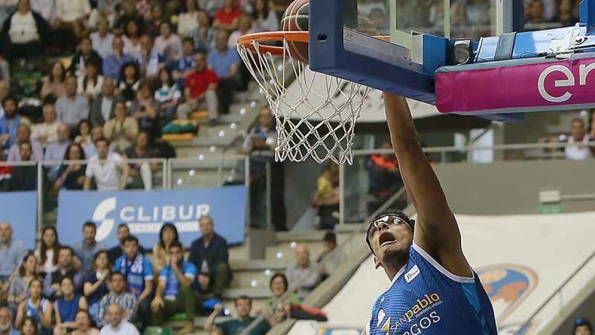 Sebas Saiz machaca el aro del Joventut, ayer.-RAÚL OCHOA