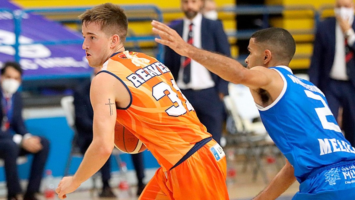 Spencer Reaves supera a su defensor. MELILLA BALONCESTO