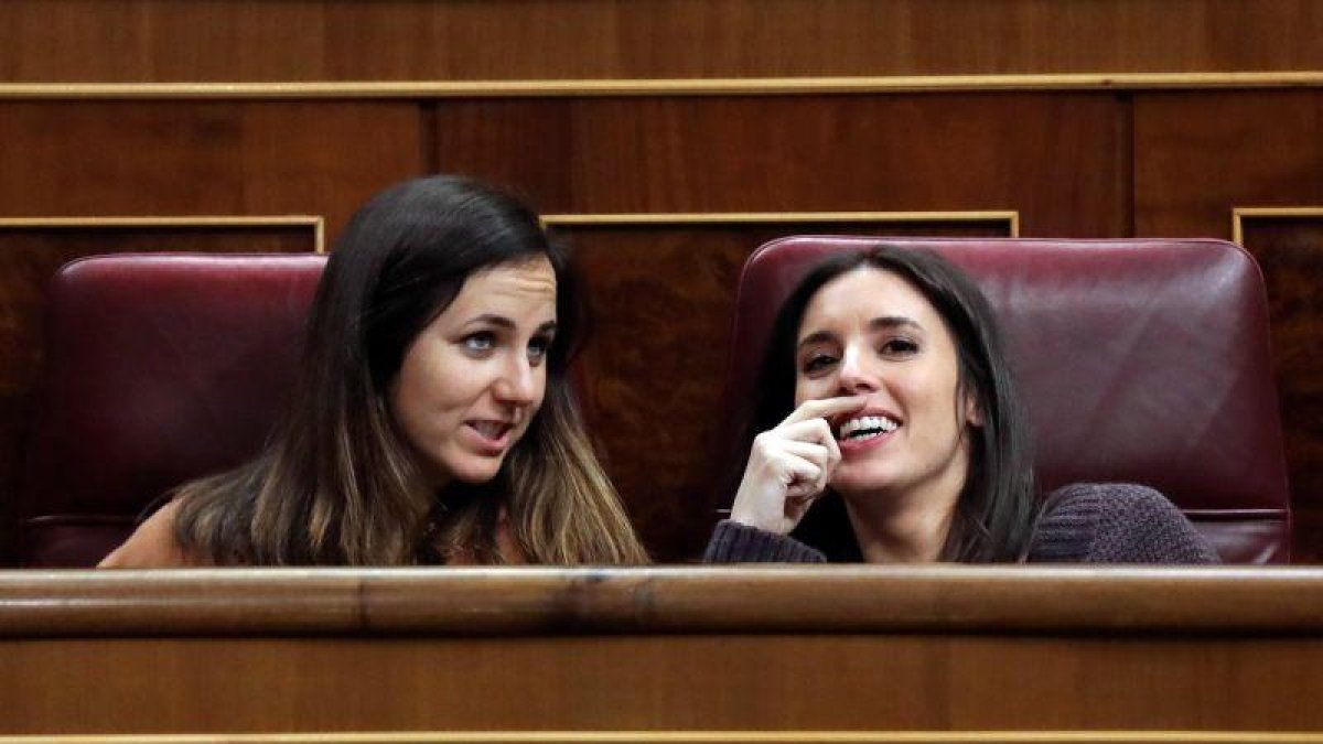 La portavoz de Unidos Podemos en el Congreso, Irene Montero, y su compañera de partido, Ione Belarra.-KIKO HUESCA (EFE)