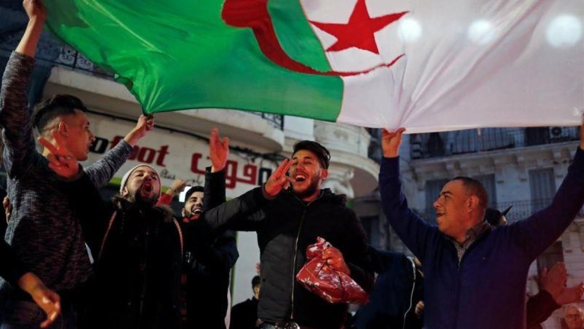 Un grupo de argelinos celebra en las calles de Argel la decisión de Buteflika de no volverse a presentar como candidato a la presidencia del país.-REUTERS / ZOHRA BENSEMRA