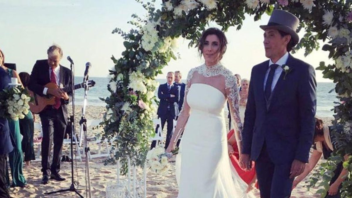 Paz Padilla y Juan Vidal, este sábado durante su boda en la playa de Zahara de los Atunes.-INSTAGRAM