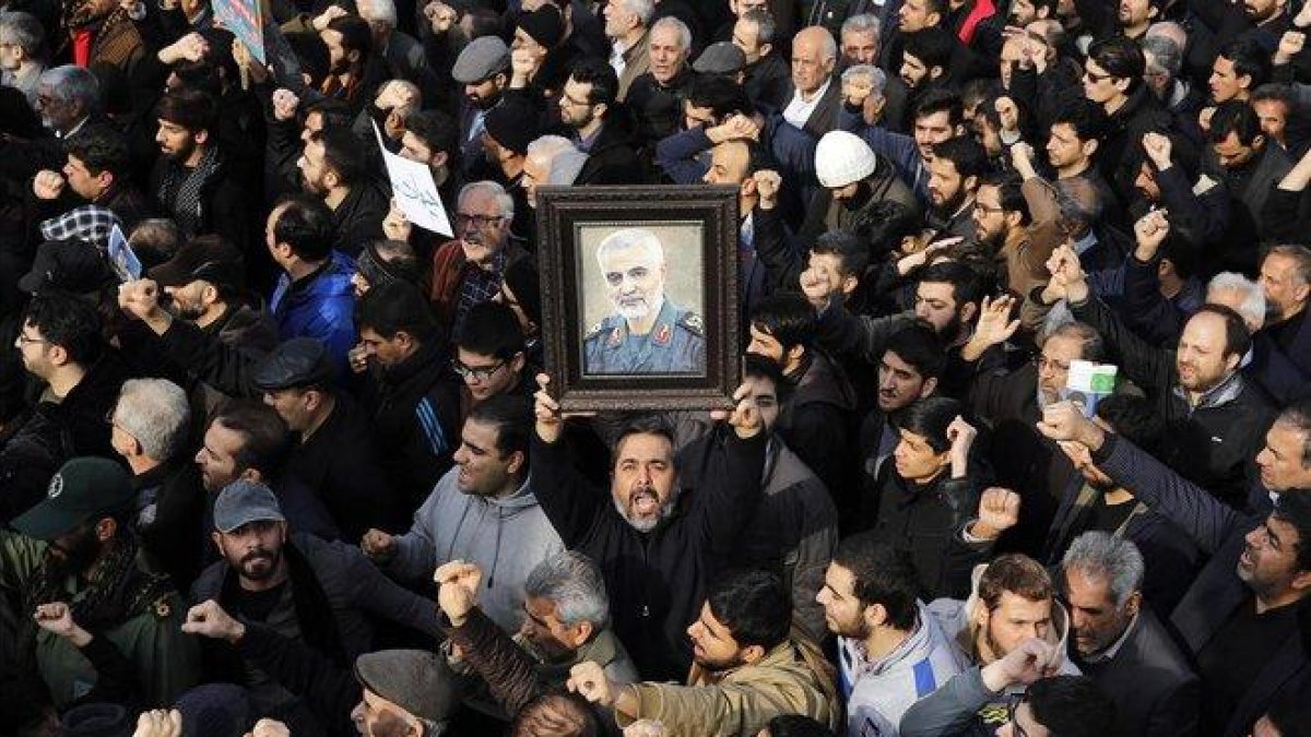 Manifestación de protesta en Teherán por el asesinato de Soleimani.-EFE EPA / ABEDIN TAHERKENAREH