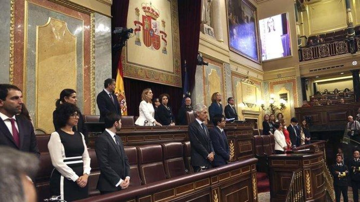 Constitución de las Cortes el 21 de mayo pasado, cuando los antiguos miembros de la Mesa pasaron el testigo a los nuevos tras las elecciones de abril.-DAVID CASTRO