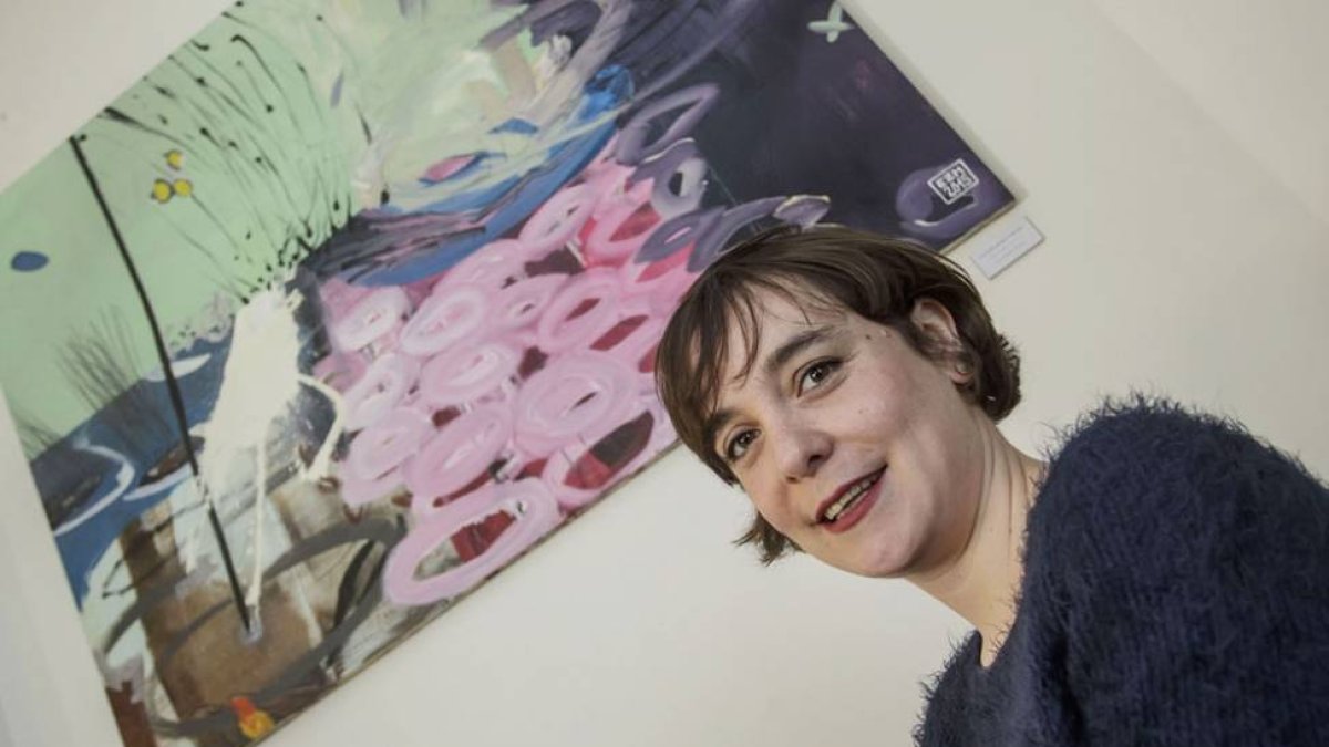 Eva Zaragozá Marquina, junto a la pintura 'La lucha de la trucha'.-Santi Otero