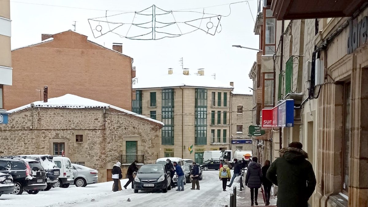 La nieve causó dos accidentes en Quintanar, donde al mediodía el quitanieves seguía sin pasar para limpiar la vía. ECB