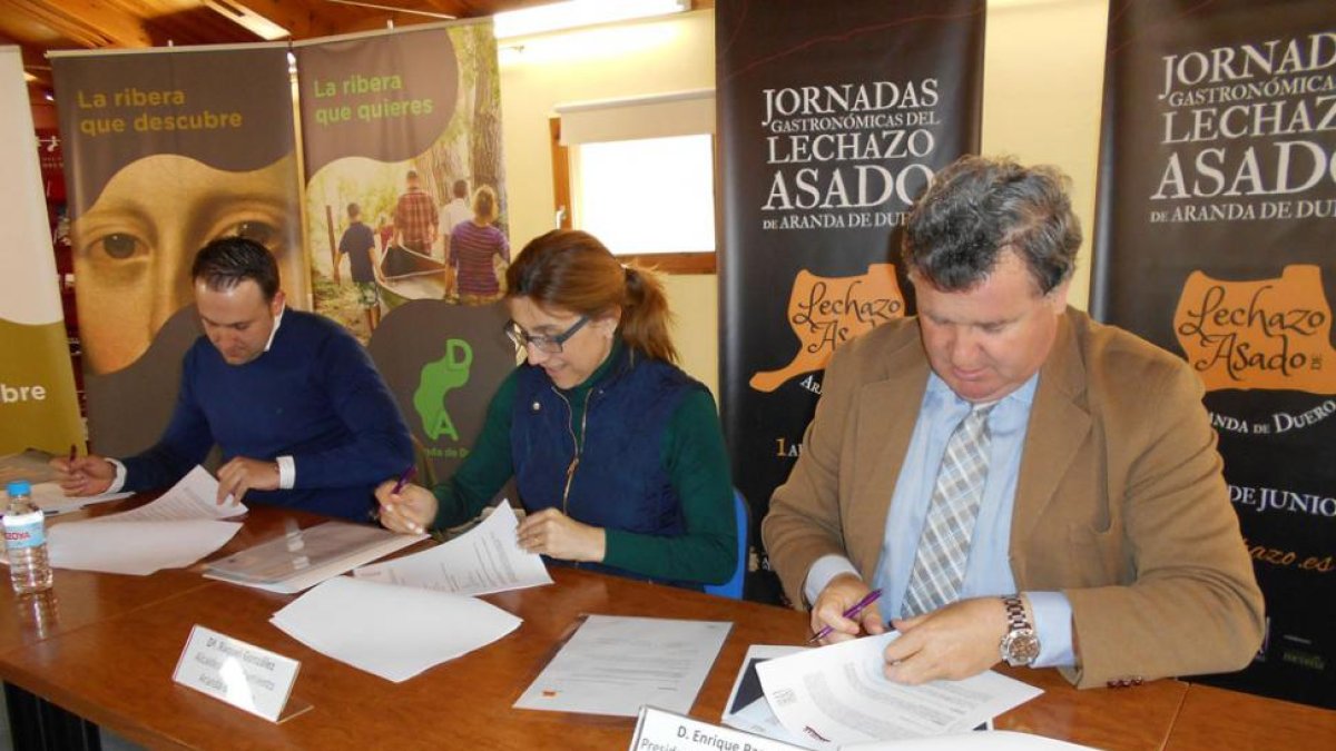 Firma del convenio con el Ayuntamiento y el Consejo Regulador de la Ribera del Duero.-L.V.