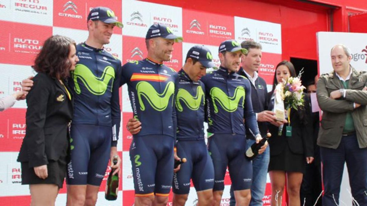 Carlos Barbero (el corredor más a la derecha) subió al podio con sus compañeros de Movistar como mejor equipo.-@rurraca57