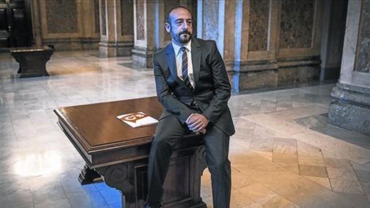 Jordi Cañas, en los pasillos del Parlament, cuando era diputado.-CARLOS MONTAÑÉS