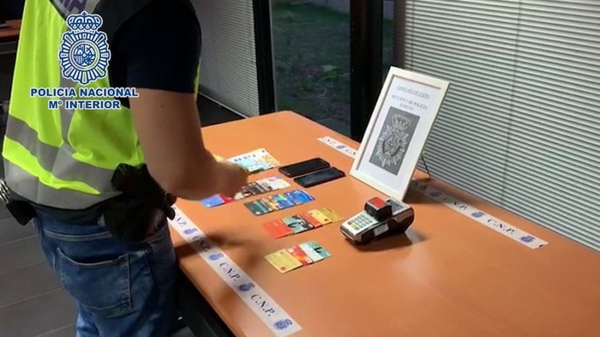Los detenidos realizaron pagos de cerca de 1.000 euros con la tarjeta robada. POLICÍA NACIONAL