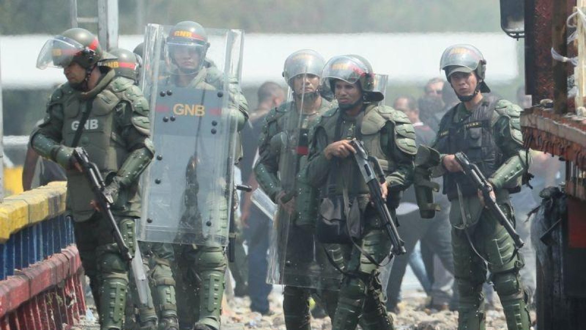 Esta nueva petición de los opositores a la Fuerza Armada se suma a los que ya hacen casi a diario desde que el jefe del Parlamento, Juan Guaidó.-EFE
