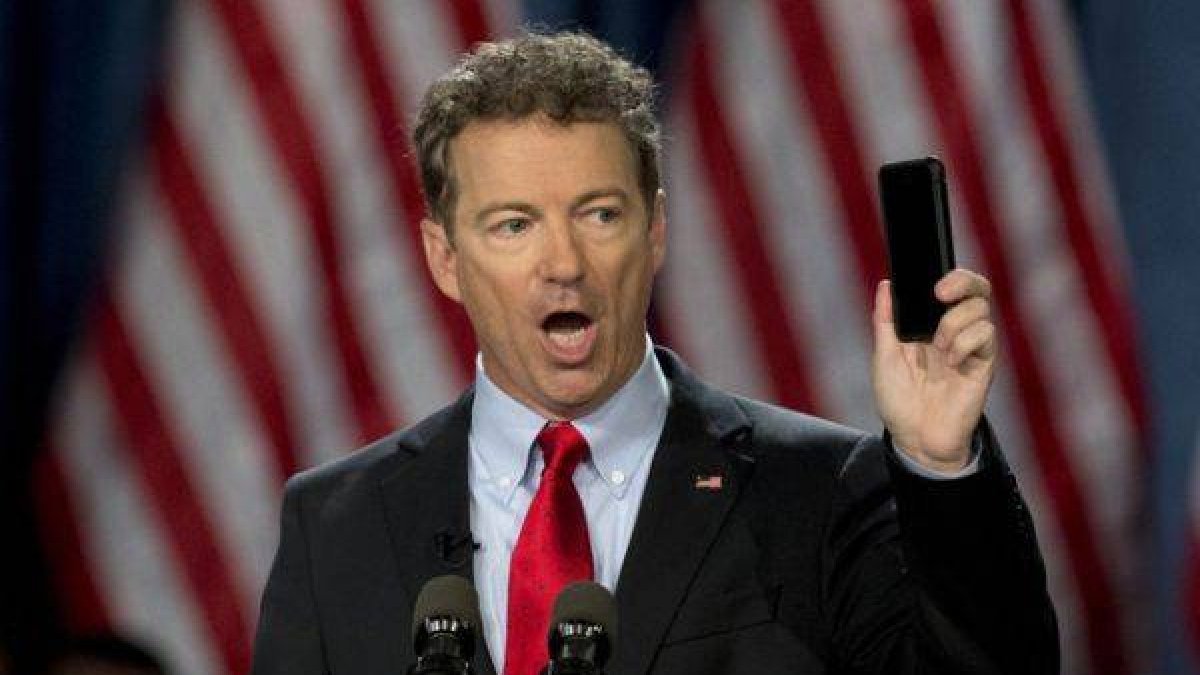 Rand Paul muestra un teléfono móbil para protestar contra el espionaje de la NSA a los ciudadanos estadounidenses.-Foto: AP
