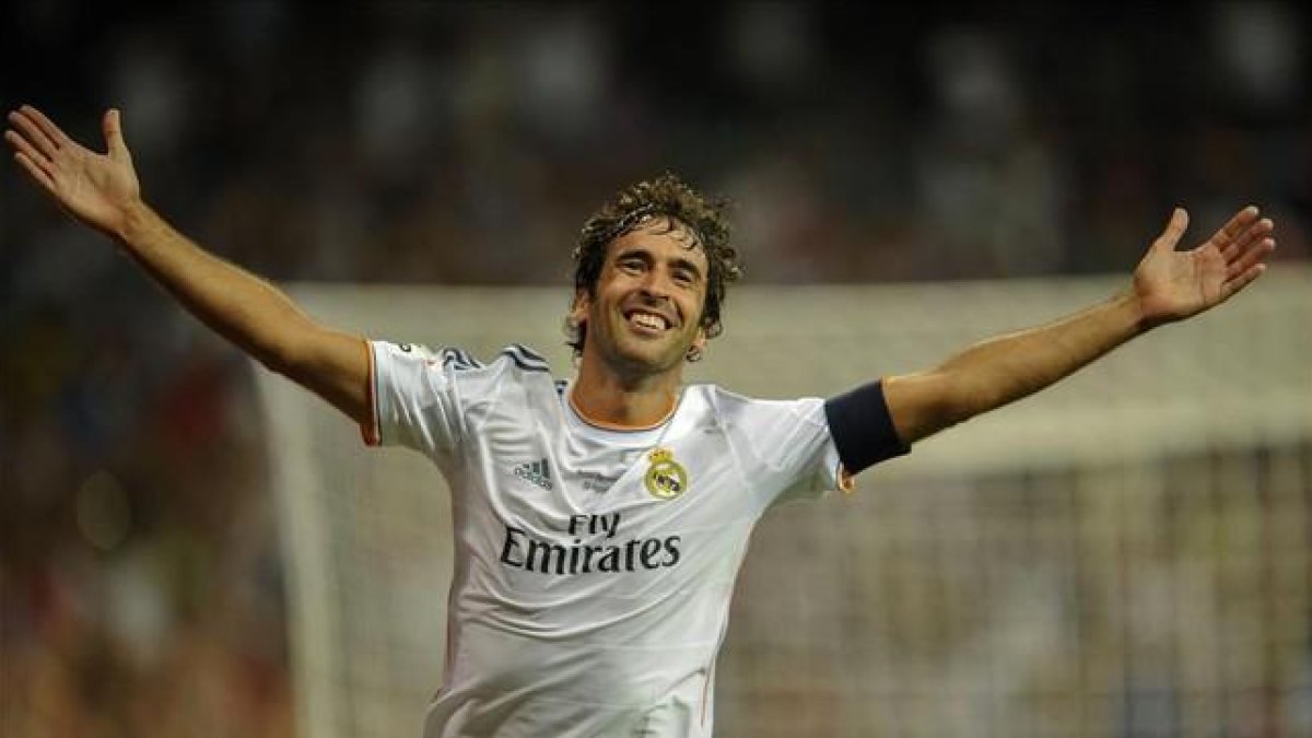 Raúl celebra un gol en el Bernabéu.-AFP / PEDRO ARMESTRE