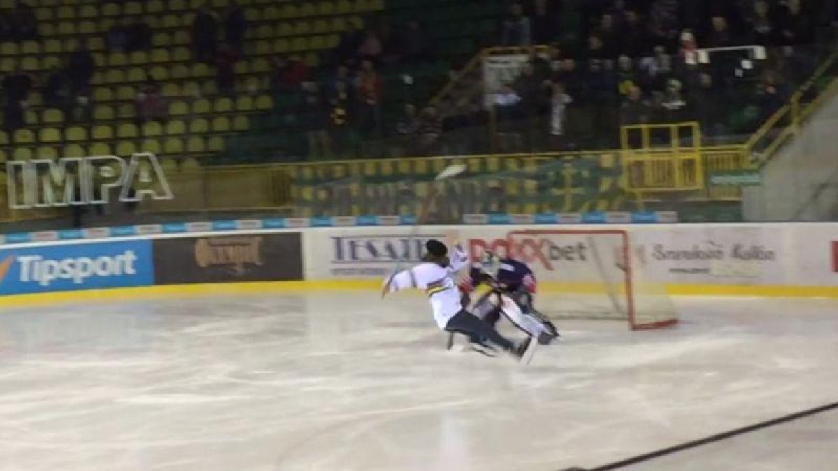 Peter Sagan no controló demasiado bien la fuerza al lanzar y acabó en el hielo.-