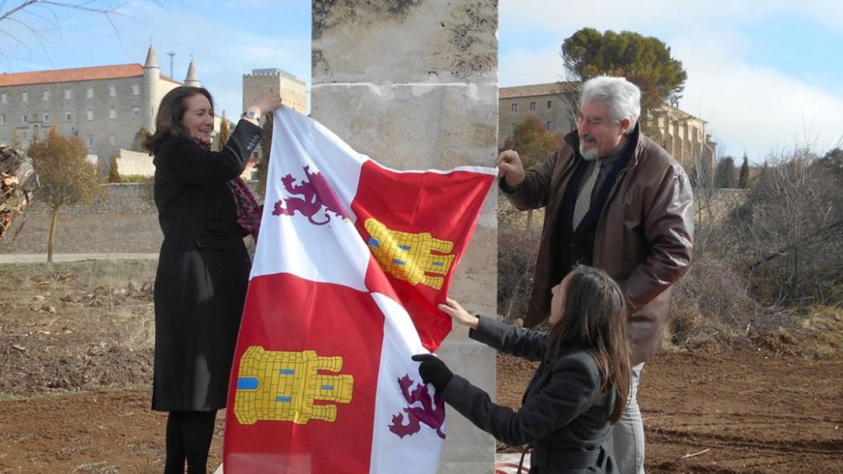 García Cirac (izq) en Caleruega, junto a la alcaldesa Lidia Arribas y el procurador regional, José Ignacio Delgado.-ICAL