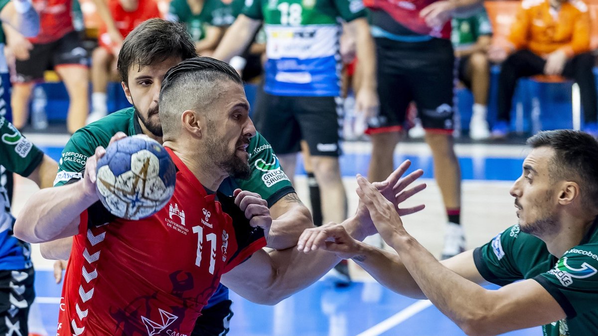 Roberto Pérez busca un hueco en la defensa. SANTI OTERO