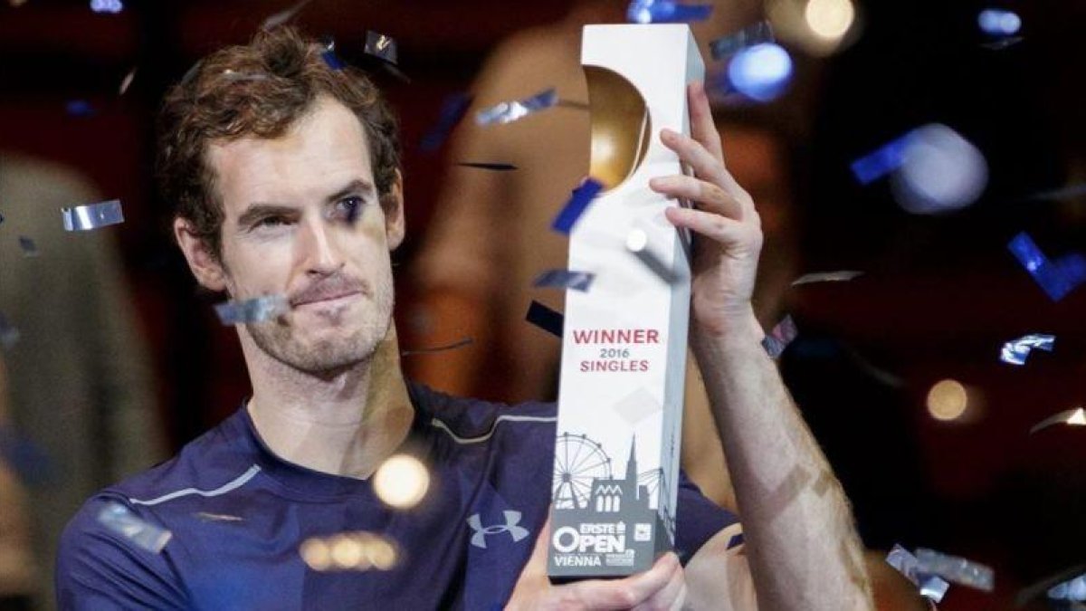 Andy Murray sostiene el trofeo del Abierto de Viena.-EFE / LISI NIESNER