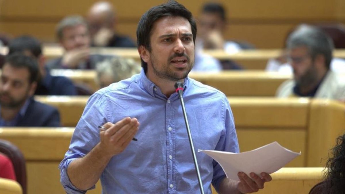 El senador de Podemos Ramón Espinar, en su cara a cara con Mariano Rajoy, durante la sesión de control al Gobierno.-DAVID CASTRO