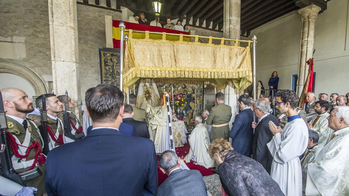 Las monjas del Monasterio de Las Huelgas lanzan pétalos y cantan al Santísimo Sacramento.-ISRAEL L. MURILLO