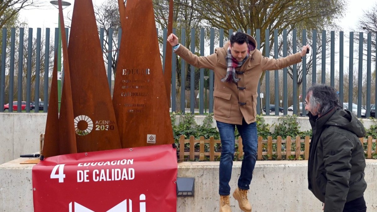 El alcalde salta después de descubrir la estatua en el patio del colegio. ICAL
