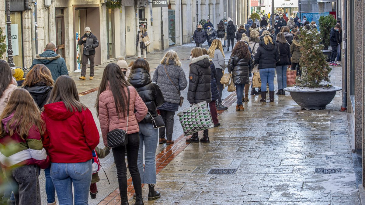 Imagen de colas en la calle de La Moneda para entrar en una tienda. ISRAEL L. MURILLO