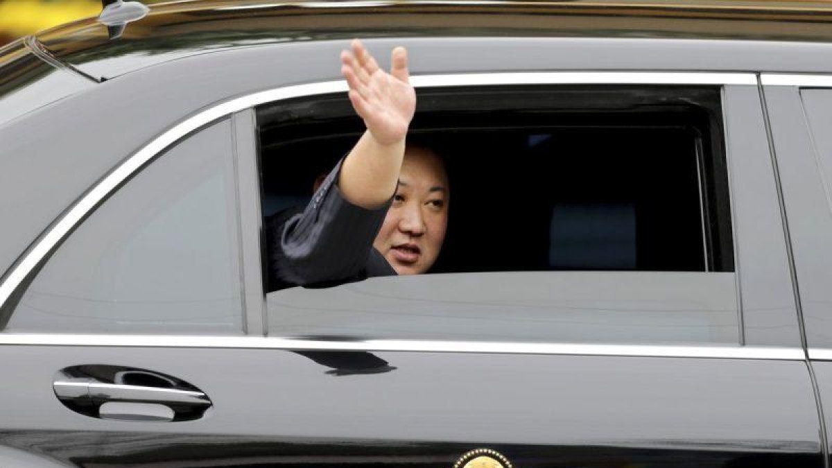 Kim Jong-un se ha mostrado sonriente y ha saludado desde la distancia al grupo de simpatizantes.-AP