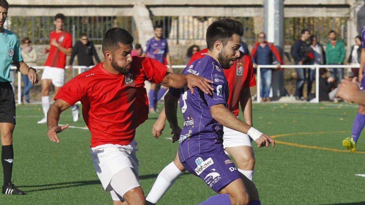 Javier presiona a un rival.-SANTI OTERO