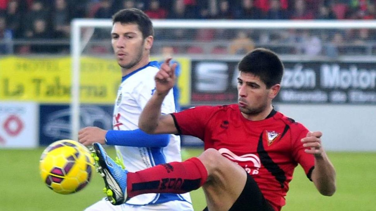Gorka Kijera despeja el balón en el choque ante la Llagostera.-JOSÉ ESTEBAN EGURROLA