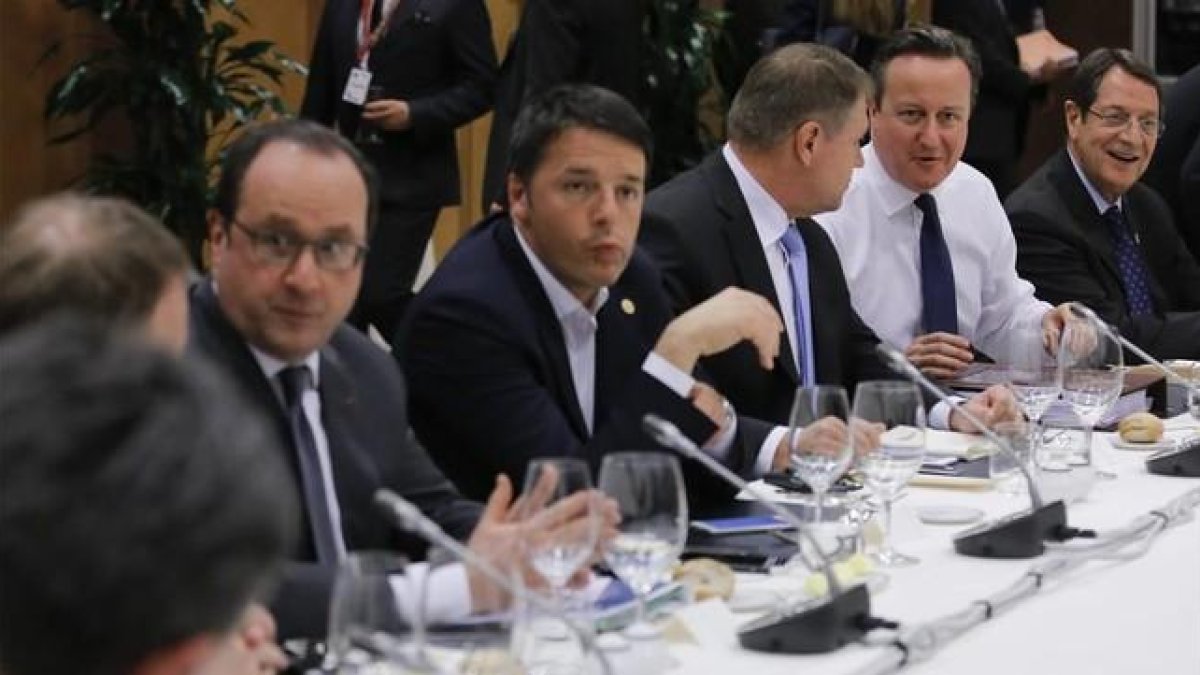 Cena de jefes de Estado y de Gobierno de la UE, con Hollande (izquierda), junto a Renzi (a su izquierda) y Cameron (segundo por la derecha), esta noche.-EFE / OLIVIER HOSLET POOL