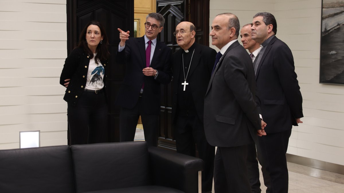 Los directivos de Ibercaja y Cajacírculo junto al arzobispo tras firmar el convenio. ECB