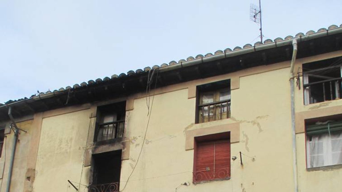 Fachada del edificio donde se originó el incendio.-E. M.