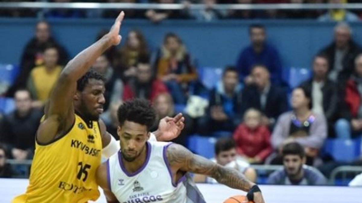 Tokoto intenta superar por velocidad al jugador del Kiev Edwin en el partido disputado ayer.-BASKETBALL CHAMPIONS LEAGUE