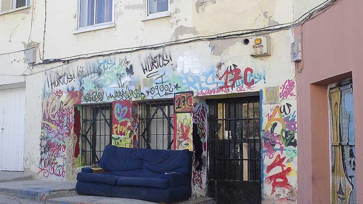Pintadas en un bajo en la zona del bulevar ferroviario.-SERGIO ISAR