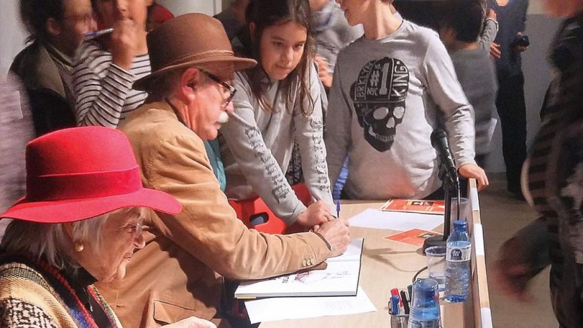Pilarín Bayés y Eudald Carbonell firman libros en Barcelona.-ECB