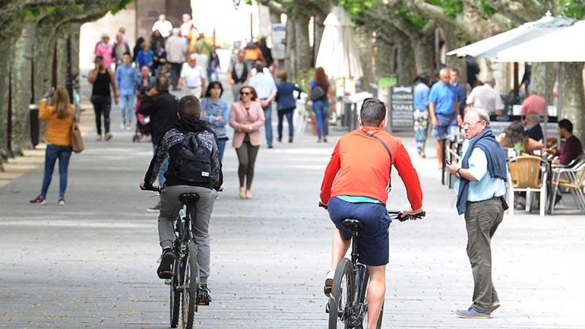 Unos ciclistas por el Espolón.-ISRAEL L. MURILLO