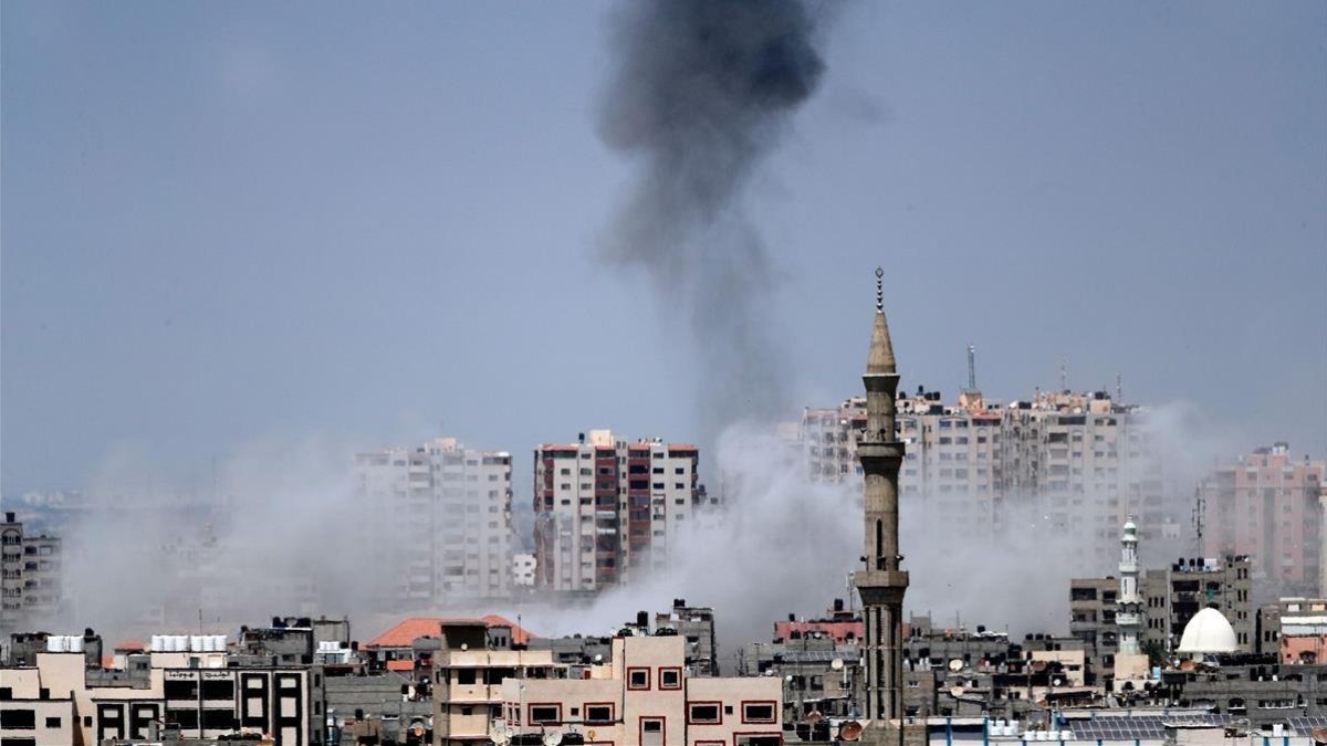 Columnas de humo en la Ciudad de Gaza este martes 29 de mayo tras los bombardeos de las fuerzas israelís-THOMAS COEX (AFP)