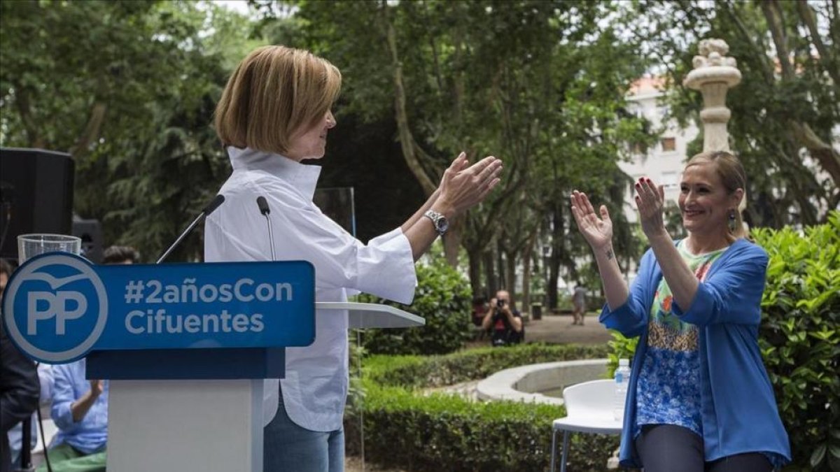 La ministra de Defensa, María Dolores de Cospedal, en un acto de apoyo a la presidenta madrileña, Cristina Cifuentes.-EFE/ SANTI DONAIRE