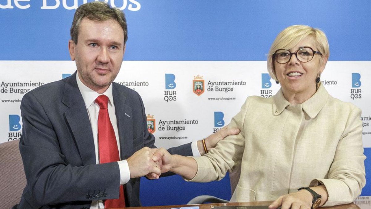 Lacalle y Delgado se estrechan la mano tras la firma del convenio.-SANTI OTERO