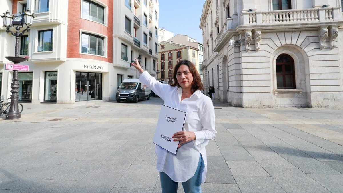 La portavoz del grupo municipal de Podemos en Burgos, Marga Arroyo, frente al antiguo hotel España. TOMÁS ALONSO