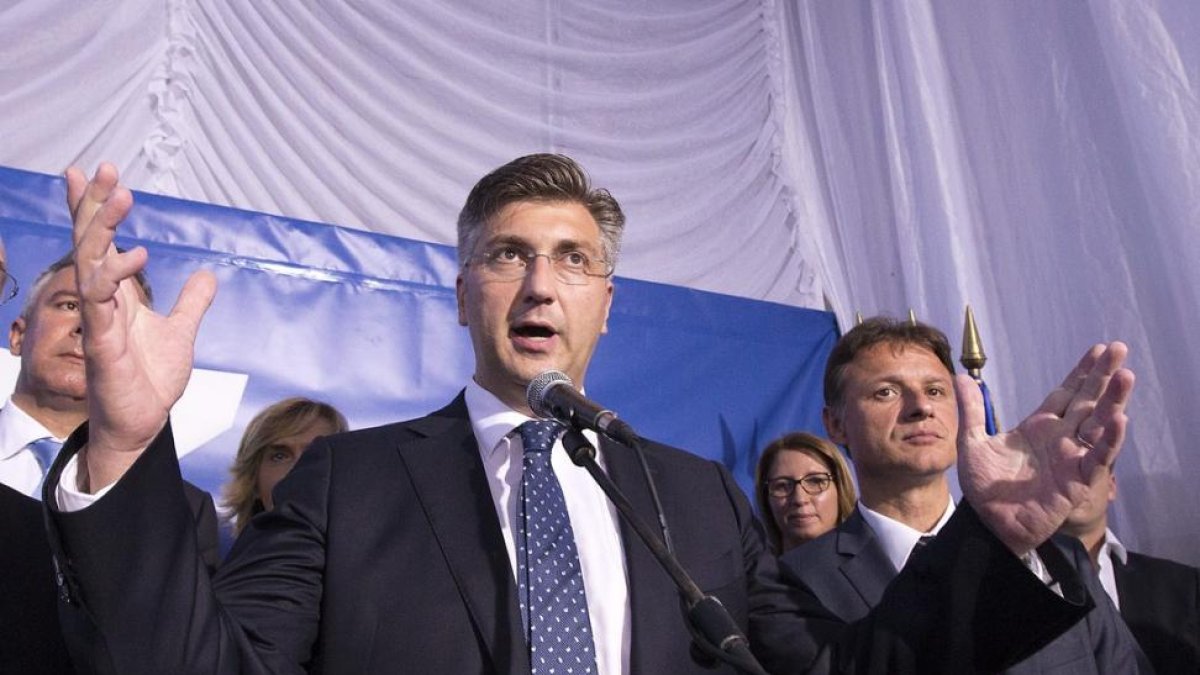 El líder de la Unión Democrática Croata, Andrej Plenkovic, celebra su victoria.-ANTONIO BAT / EFE