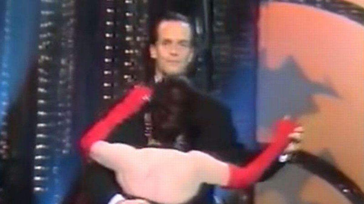 Miguel Bosé y Loles León, bailando en el Florida Park del parque del Retiro, Madrid, 1990.-