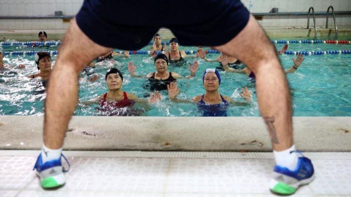 Clase de aqua gym en el el gimnasio cooperativo Sant Pau, hace unos meses.-RICARD CUGAT