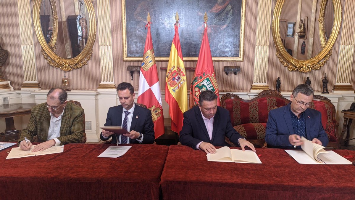 El presidente de FAE, Miguel Ángel Benavente, el alcalde de Burgos, Daniel de la Rosa, Pablo Dionisio Fraile de UGT y Juan Núñez de CCOO durante la firma del Diálogo Social. SANTI OTERO