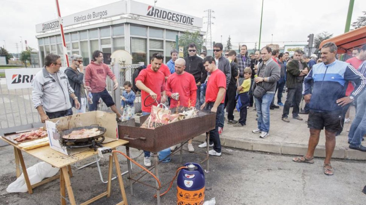 Los trabajadores volvieron a concentrarse a la entrada de la fábrica.-SANTI OTERO